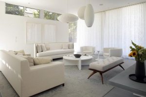 salon-moderne-blanc-meubles-abats-jours-rideaux-blancs